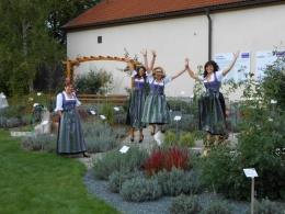 Foto Präsentation des Lavendeldirndls im Lavendelschaugarten